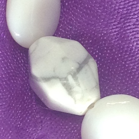 Mother of Pearl & White Howlite Stretch Bracelet - Picture 3 of 9